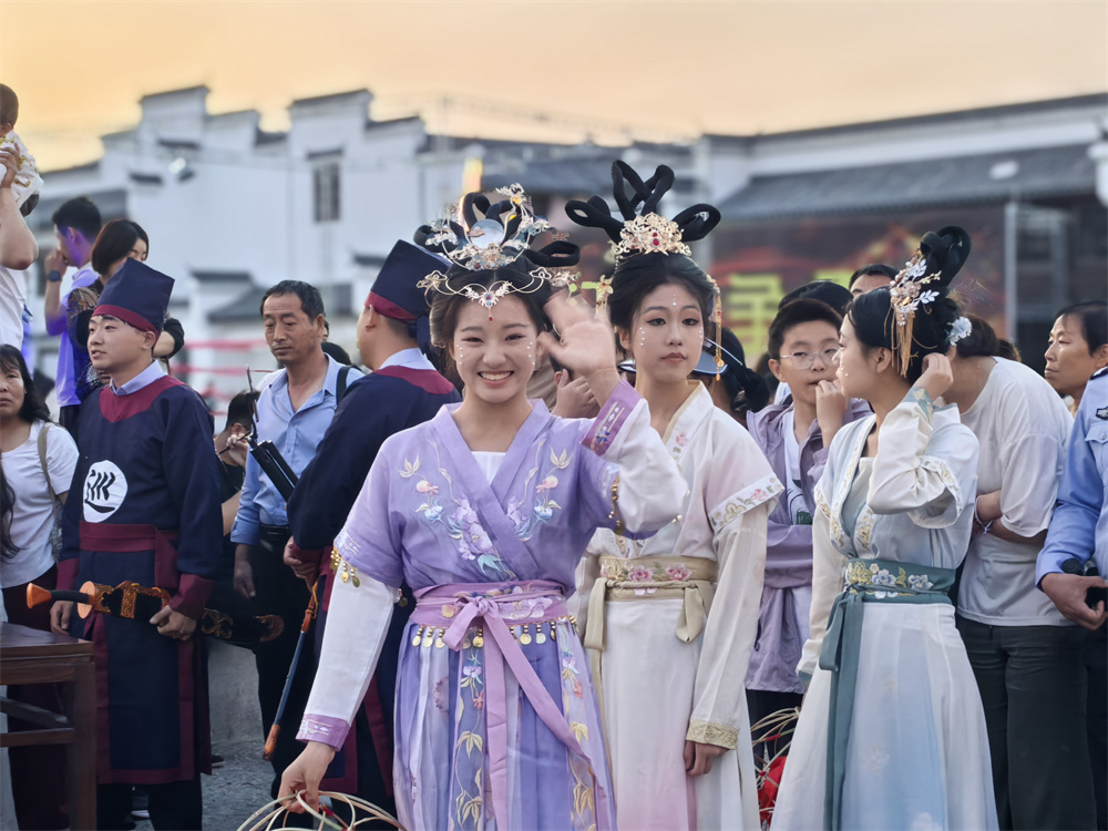 在大名宋府街区，由当地工作人员扮演的宋朝NPC跨时空“营业”和游客们进行互动。杨柳摄