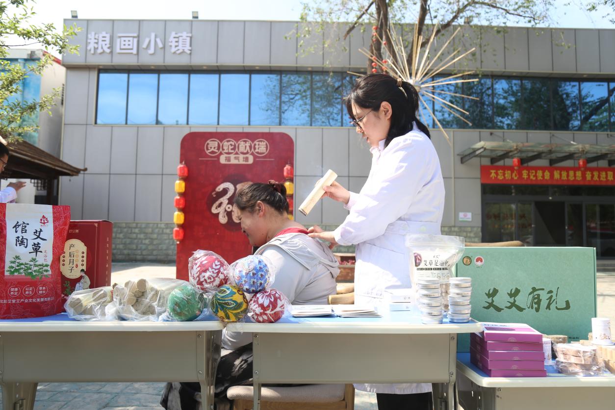 游客在館陶縣糧畫小鎮體驗艾灸。郭江鵬攝