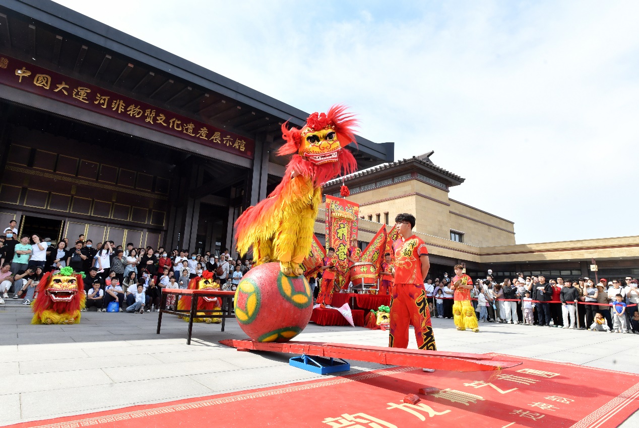 来自沧州市沧县神韵舞狮传承基地的舞狮队员在表演狮子滚绣球。苑立伟摄