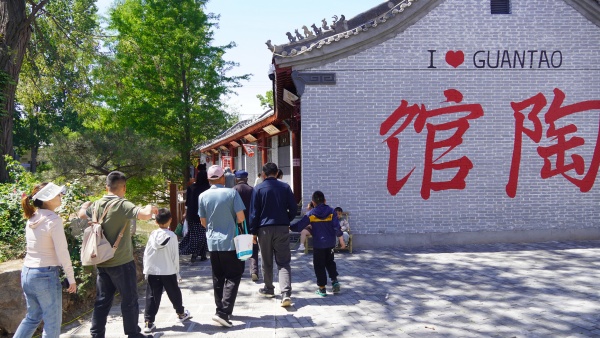 游客走进馆陶县粮画小镇特产店街区。宁延利摄
