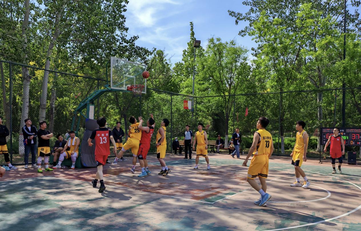 “五一”篮球赛。孙汝霞摄