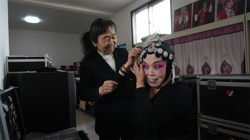 演出前，演员精心化妆。马鑫宇摄