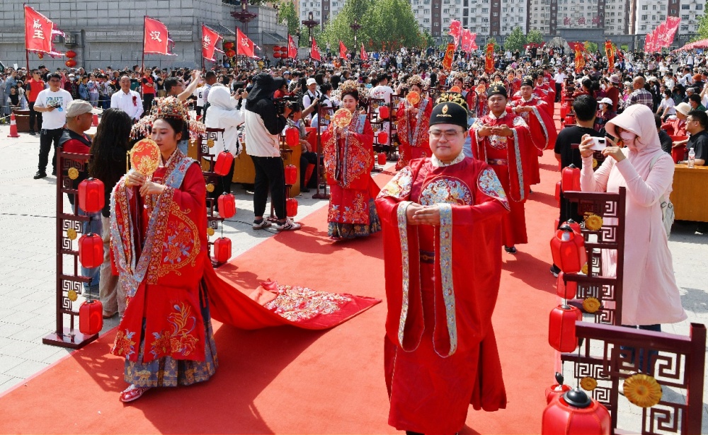 5月2日拍摄的集体婚礼现场。苑立伟摄