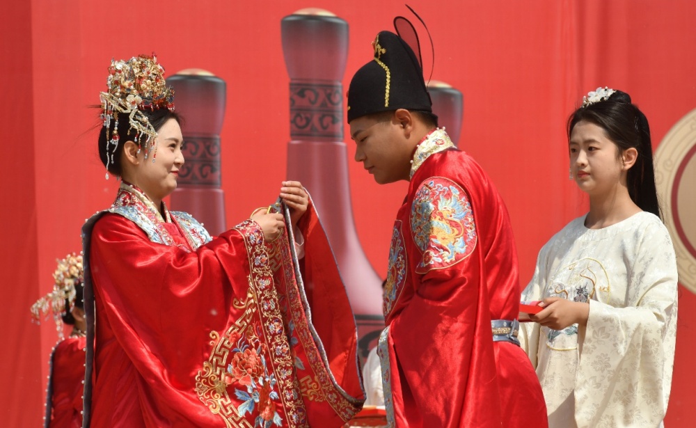 5月2日拍摄的集体婚礼现场。苑立伟摄