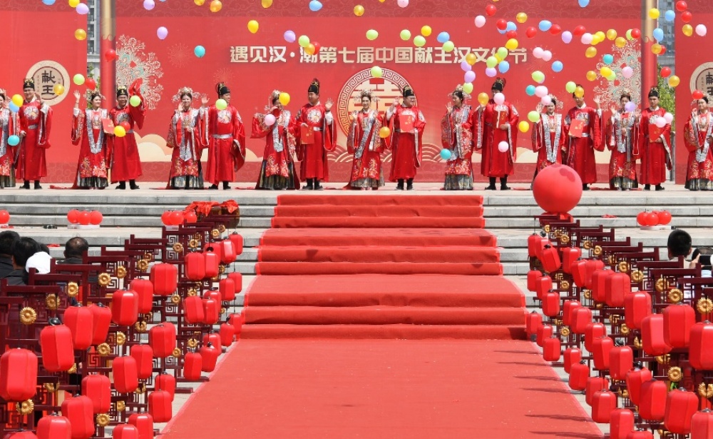 5月2日拍摄的集体婚礼现场。苑立伟摄