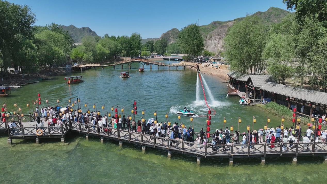 5月3日，易县恋乡·太行水镇，游客在山水间畅游。王斌摄