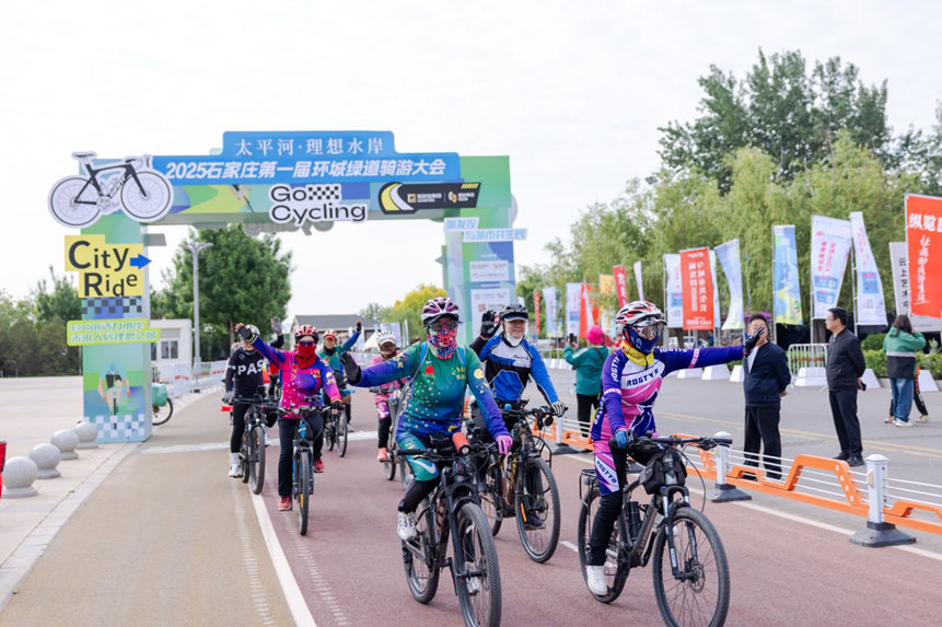 2025石家庄第一届环城绿道骑游大会，骑友们在晨光中有序骑行。石家庄市体育局供图