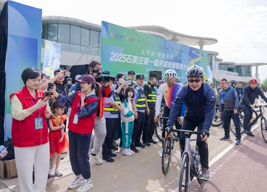 2025石家庄第一届环城绿道骑游大会，骑友们在晨光中有序骑行。石家庄市体育局供图