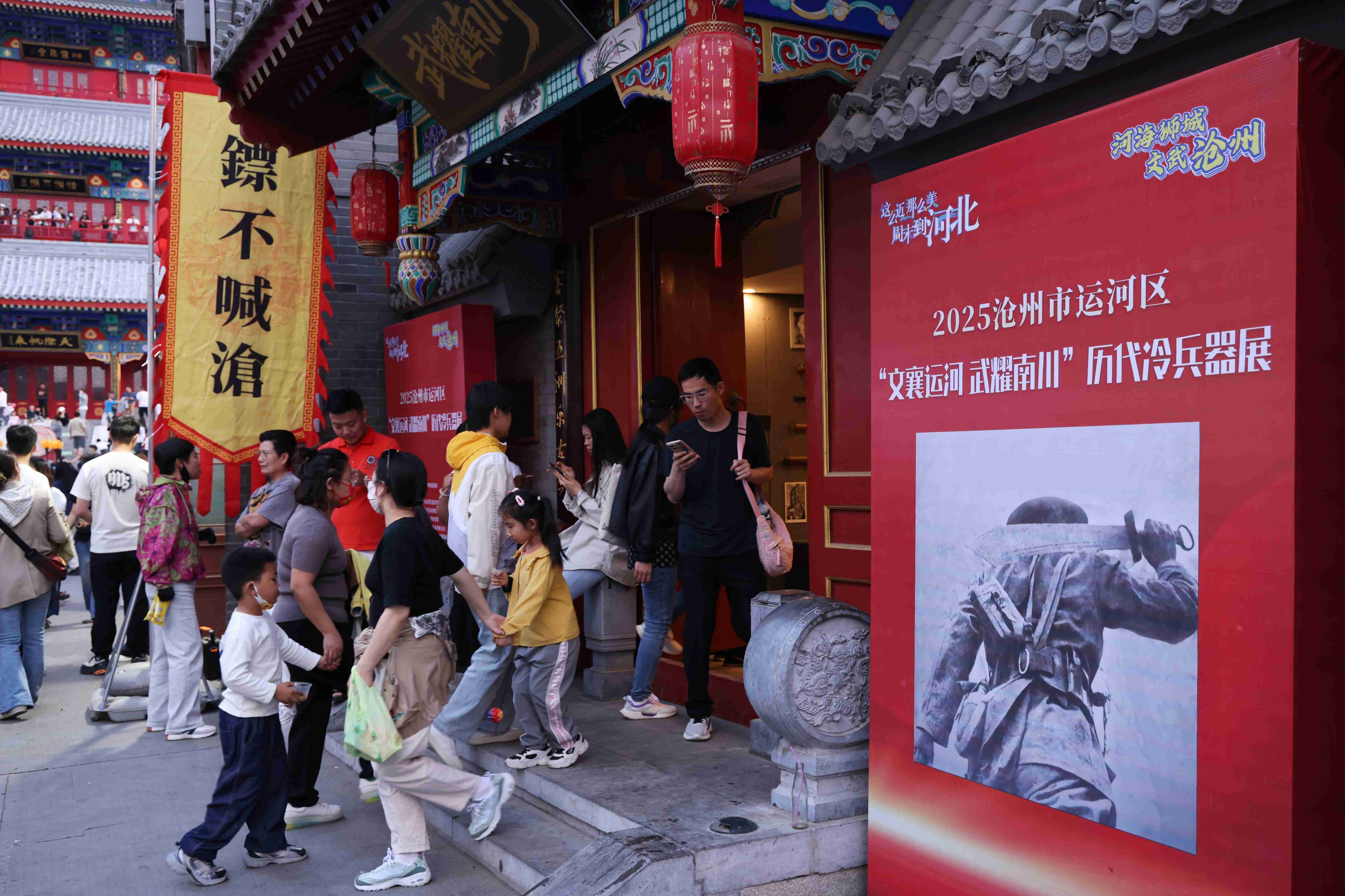 “文襄运河 武耀南川”历代冷兵器展吸引众多游客前来参观。杨洋摄