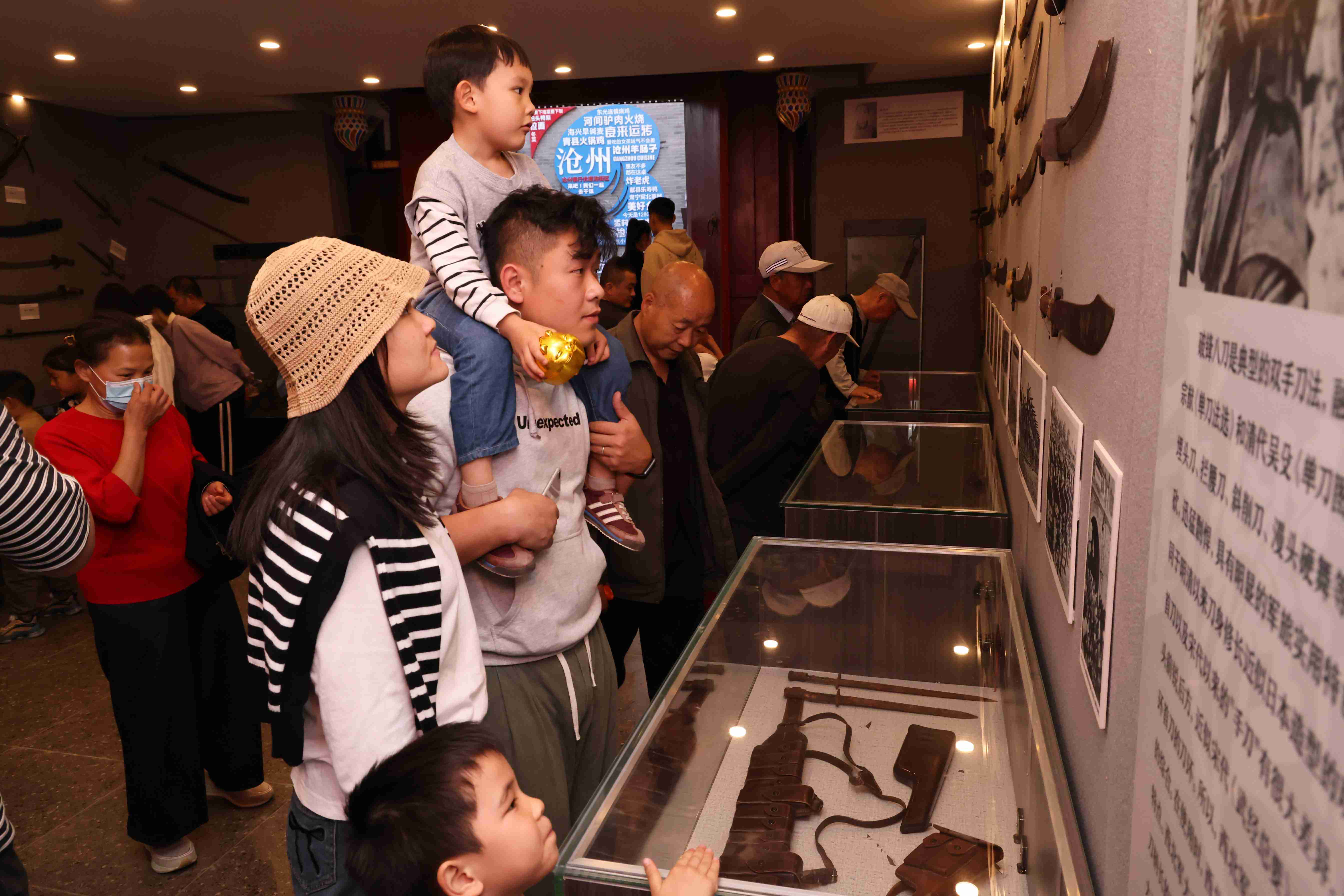 游客参观兵器展。杨洋摄