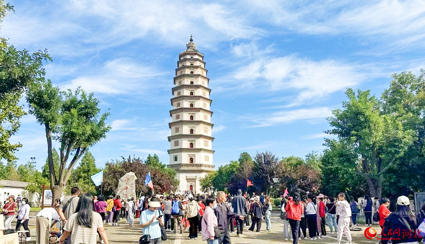 游客参观定州开元寺塔。人民网记者 周博摄