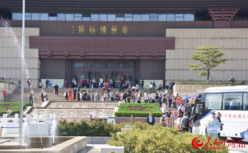 游客参观定州博物馆。人民网记者 周博摄