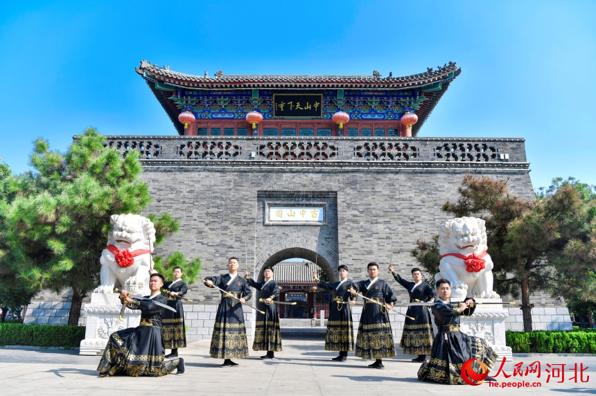 身着“飞鱼服”、手握“绣春刀”亮相定州署的“安保男团”。人民网记者 周博摄