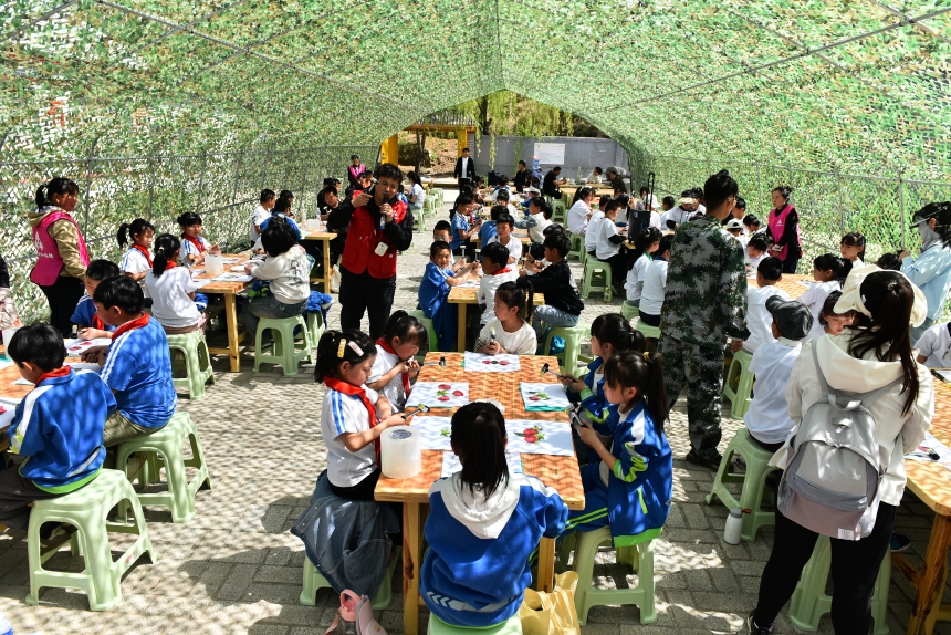 孩子们体验植物拓染技艺现场。张宝摄