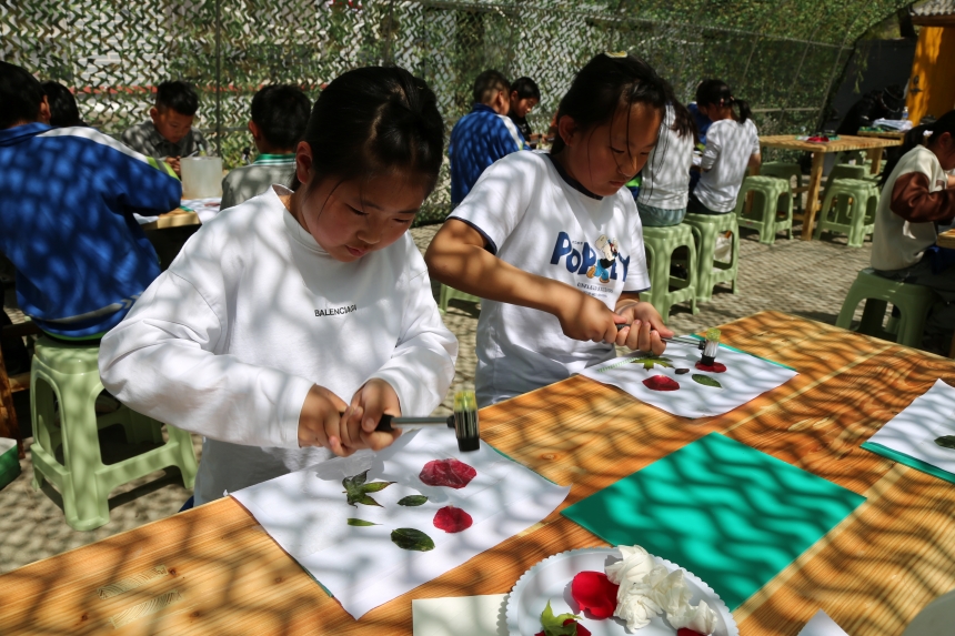 孩子们在体验植物拓染技艺。张宝摄