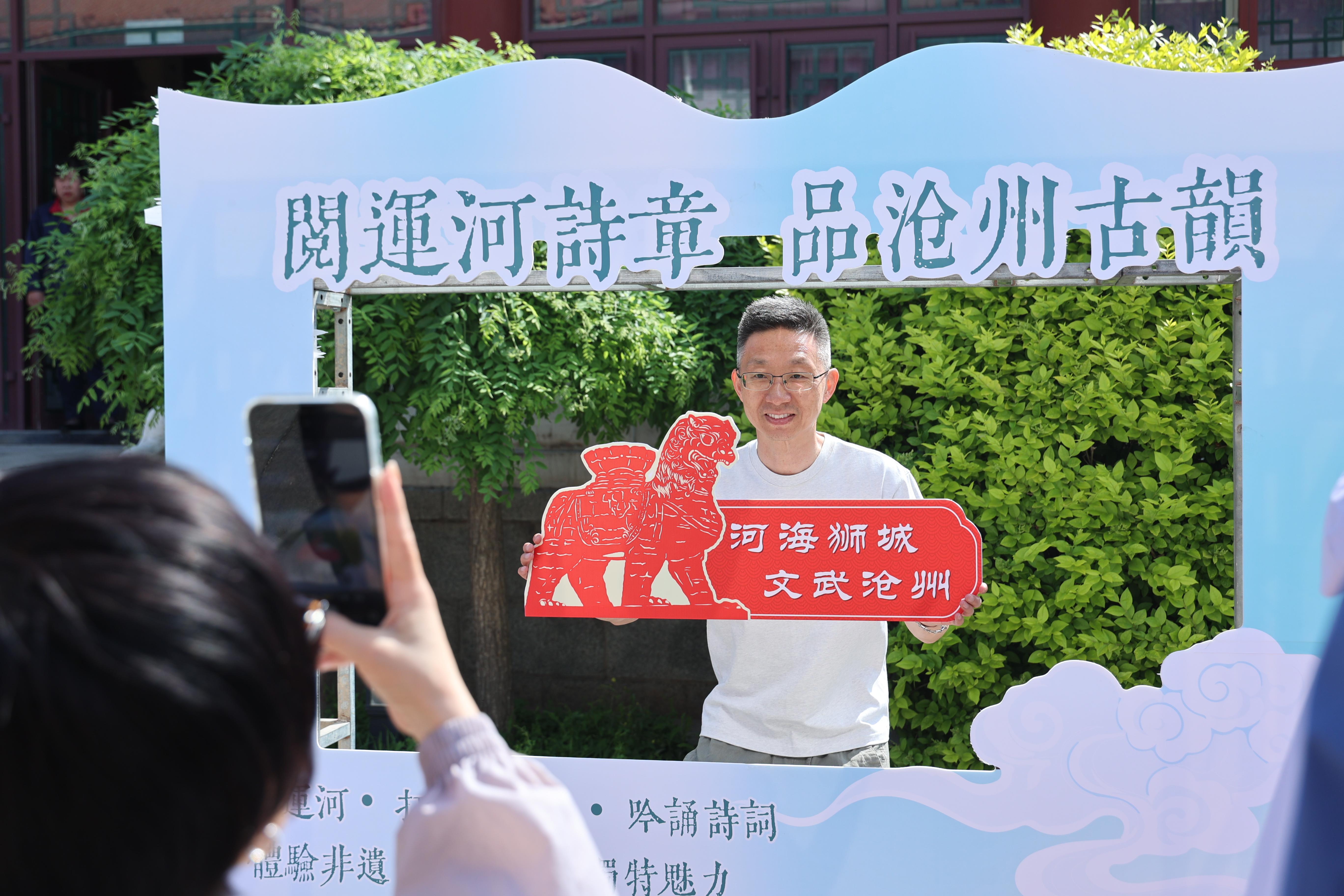 游客在活动点拍照纪念。王韬摄