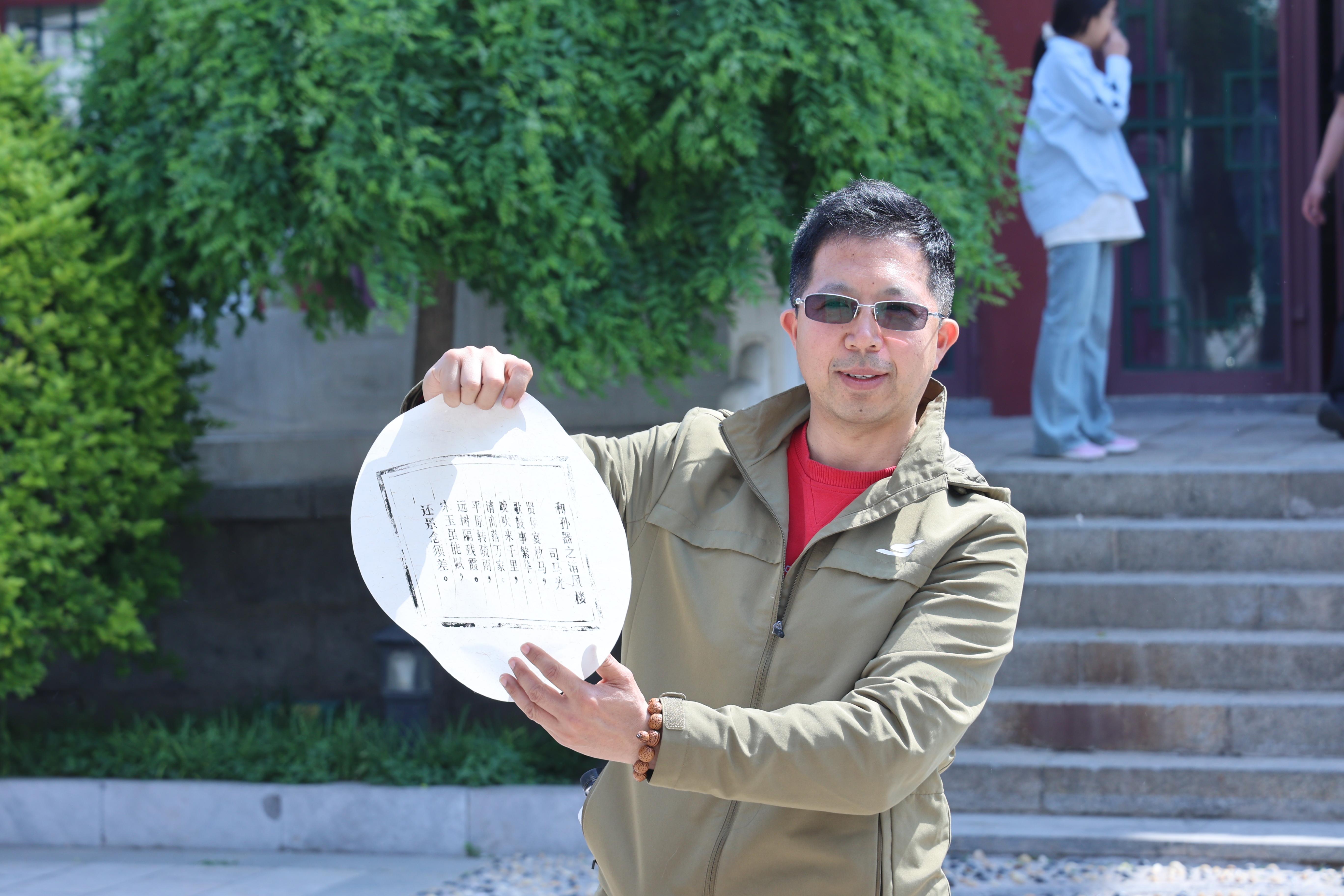 游客在诗词中了解沧州古韵，感受大运河的魅力。王韬摄