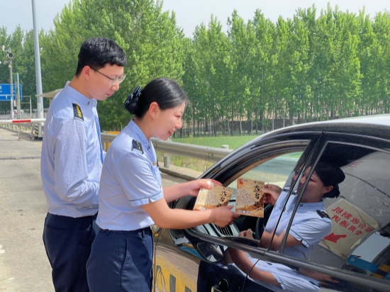 工作人員在發放宣傳折頁。大廣分公司供圖
