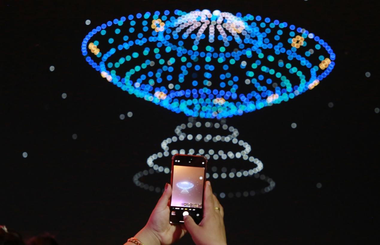 在沧州园博园内，一位游客正在用手机记录无人机表演的精彩瞬间。殷实摄