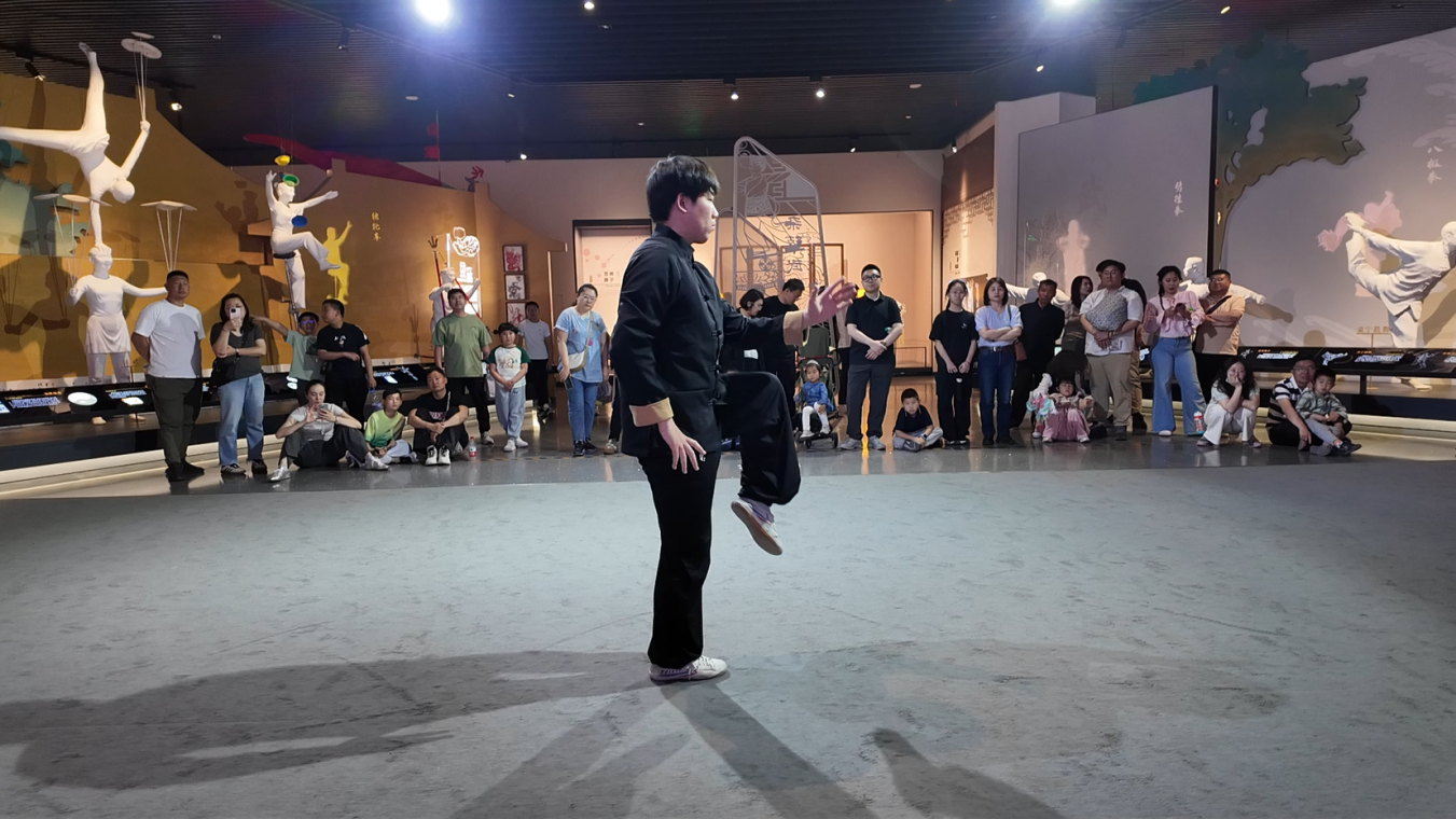 在中国大运河非物质文化遗产展示馆内，武术表演吸引游客。刘永圣摄