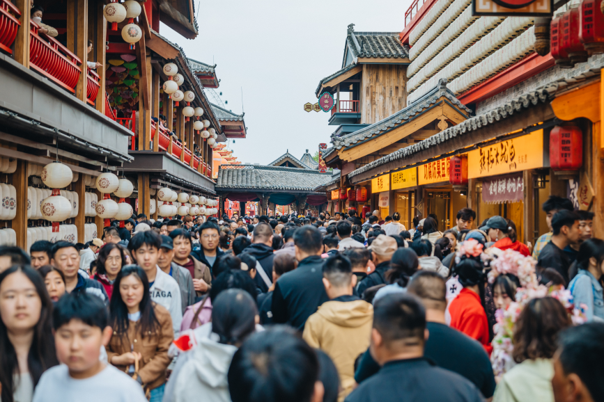 “五一”假期期間，河北唐山豐南區河頭老街景區人頭攢動，人氣爆棚。魏永攝