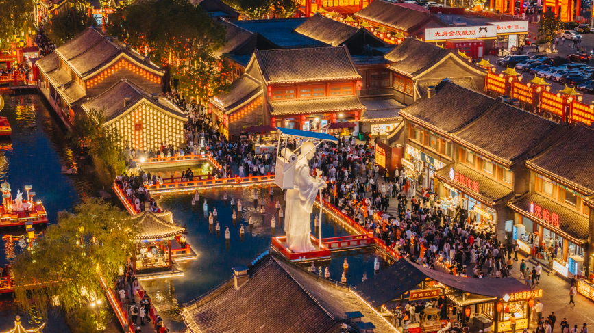 “五一”假期期間，河北唐山豐南區河頭老街景區人頭攢動，人氣爆棚。魏永攝