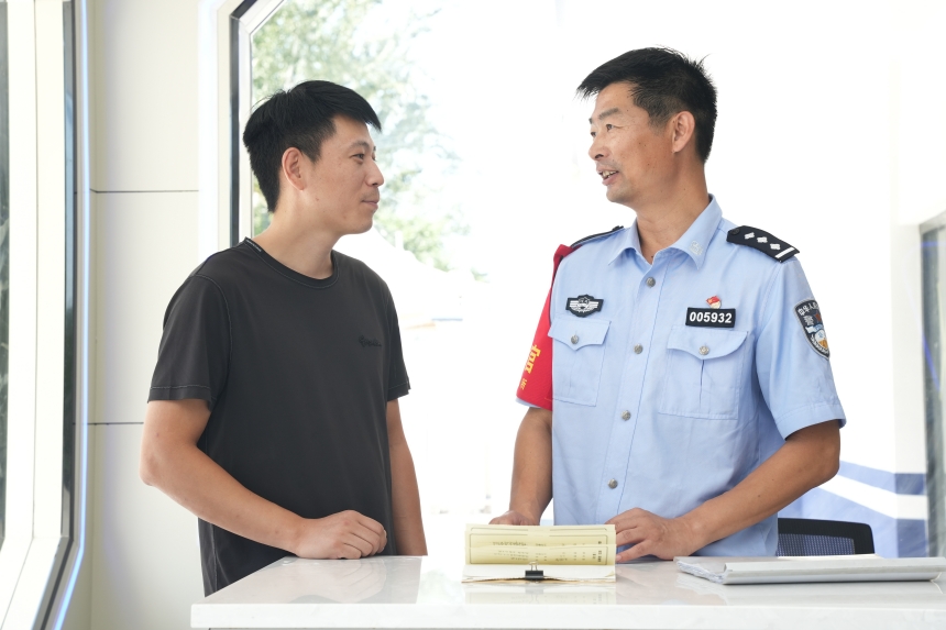 黄河大道派出所设立大堂警官岗，为前来办事群众提供办事指引。崔永超摄