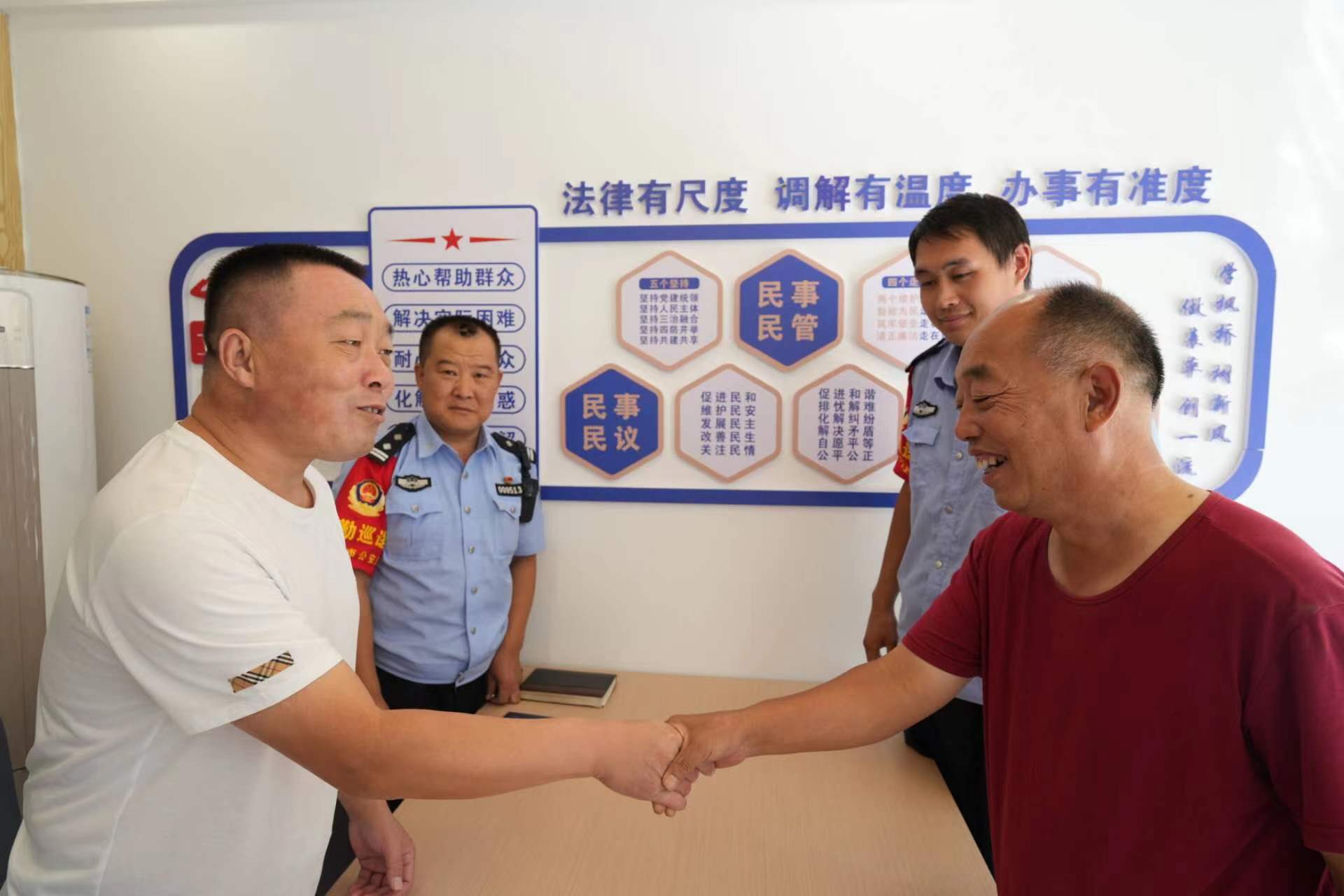 黄河大道派出所发扬”新时代枫桥精神“，加大矛盾排查化解力度，民警成功化解一起邻里纠纷。崔永超摄