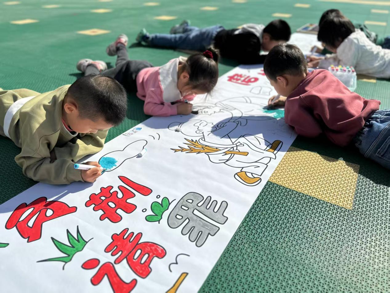 武安市格村幼儿园孩子在描绘成语故事。秦丽娟摄