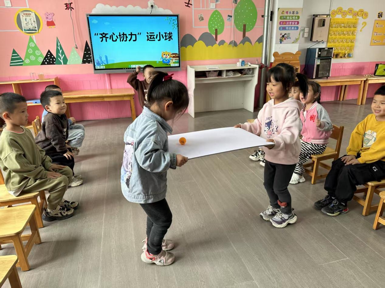 武安市格村幼儿园孩子在做趣味游戏。秦丽娟摄