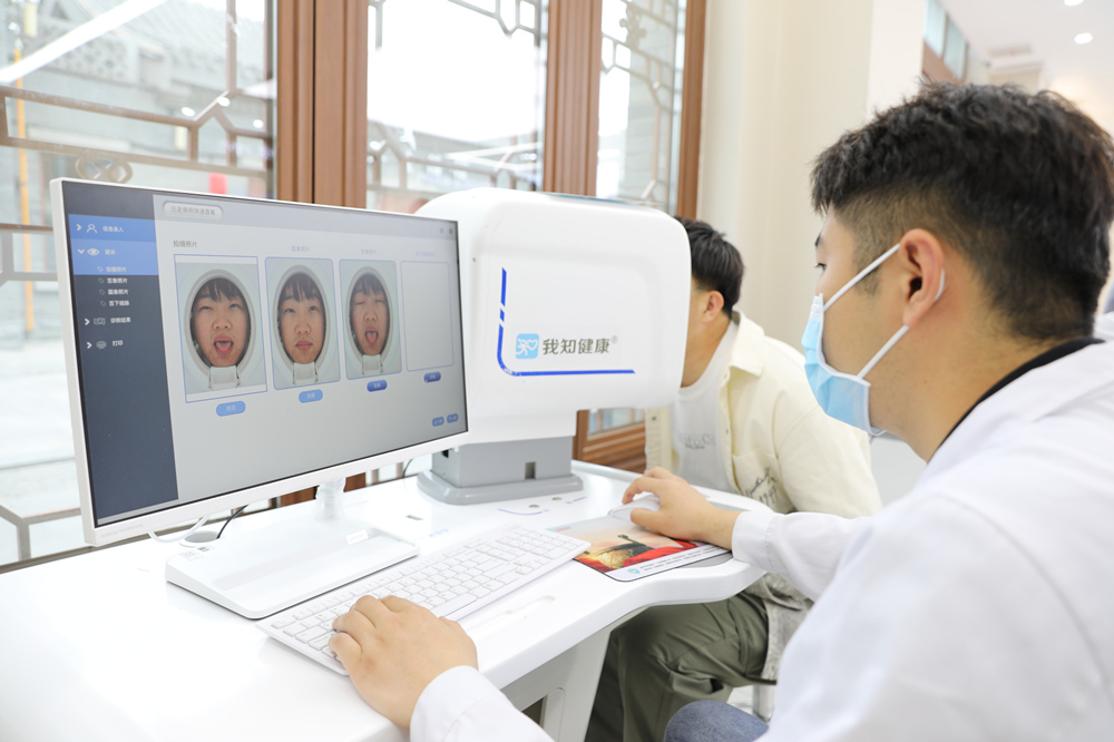 系统扫描面部和舌头信息，面诊仪迅速发送健康报告，并给出改善方案。田博摄