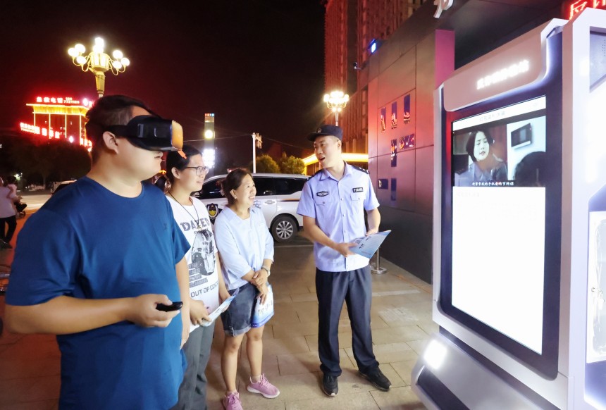 群众在元曲警务站“体验”诈骗手段。沧州市东光县公安局供图