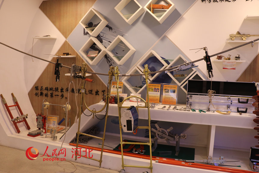 國網衡水供電公司輸電運檢中心榮譽展室的創新作品。人民網記者 祝龍超攝