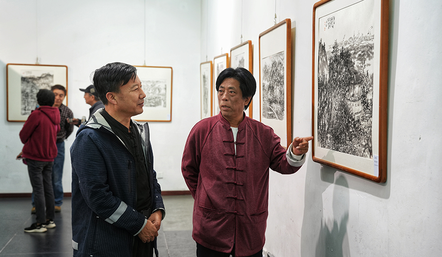 5月9日，参展书画家正在为市民讲解画作。张泽慧摄