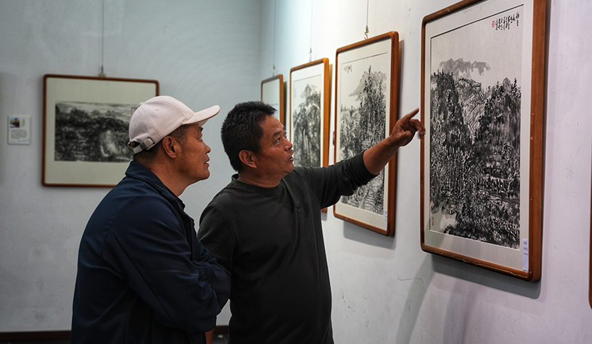 5月9日,市民正在欣赏参展画作。张泽慧摄