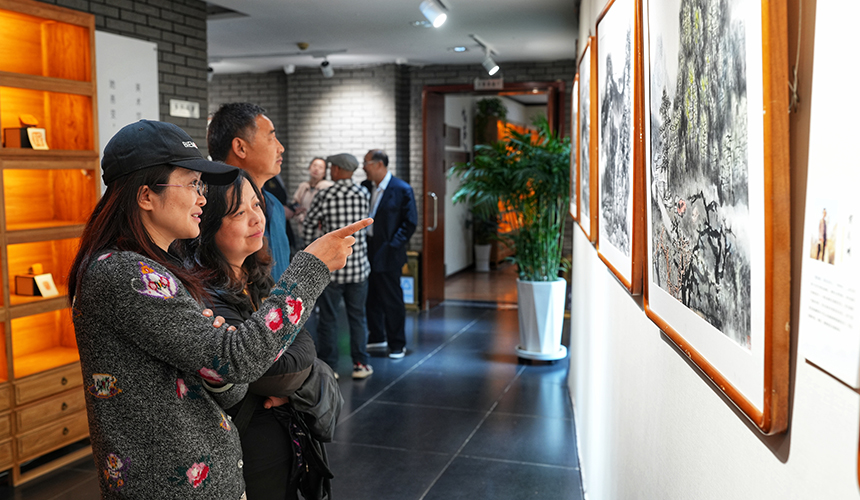 5月9日，市民正在欣赏参展画作。张泽慧摄