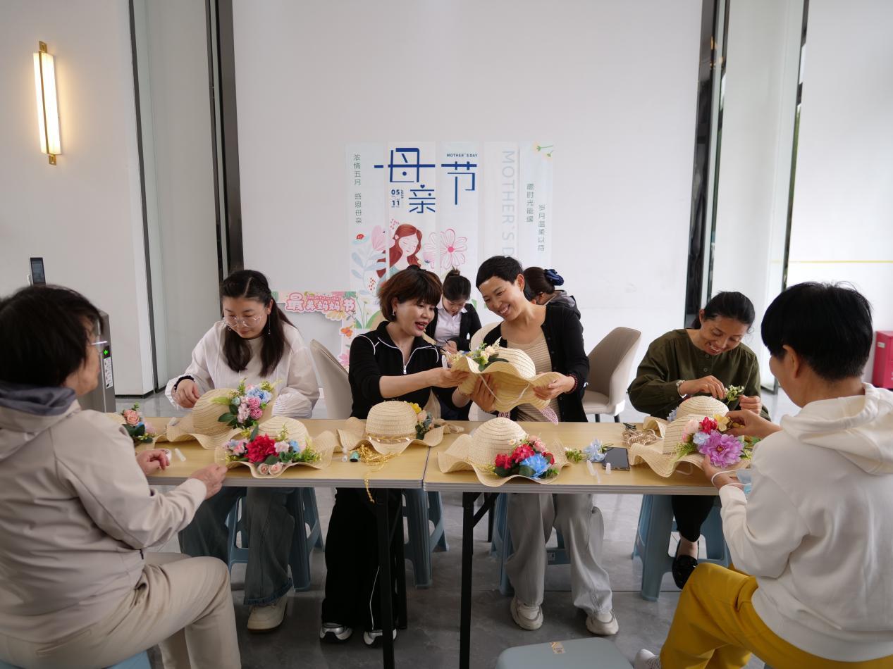 锦绣阅山社区居民在用花装饰帽子。崔光摄