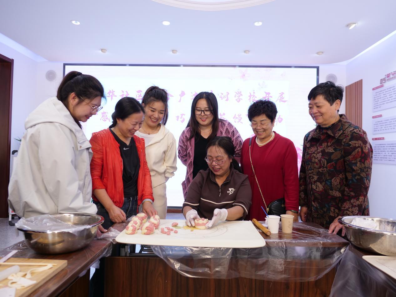 新华社区居民在制作花馍。崔光摄