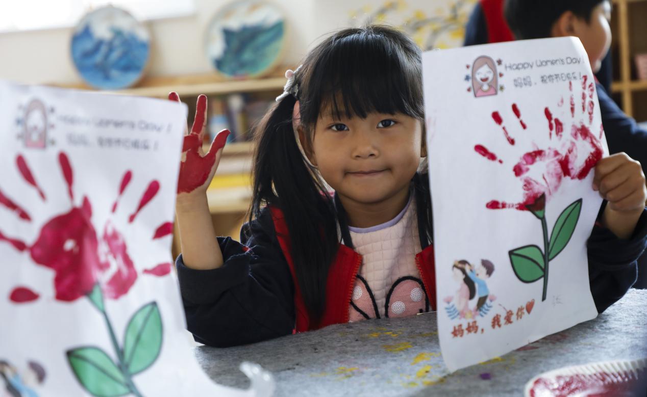 河头幼儿园的小朋友制作母亲节手指花束。陈军摄