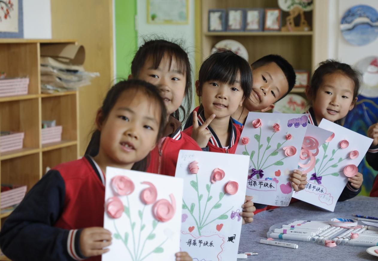 河头幼儿园的小朋友制作母亲节手工花束。陈军摄