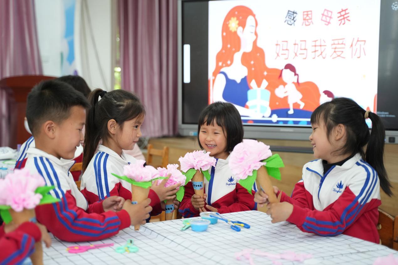 小集镇幼儿园的小朋友制作母亲节手工花束。李萌摄