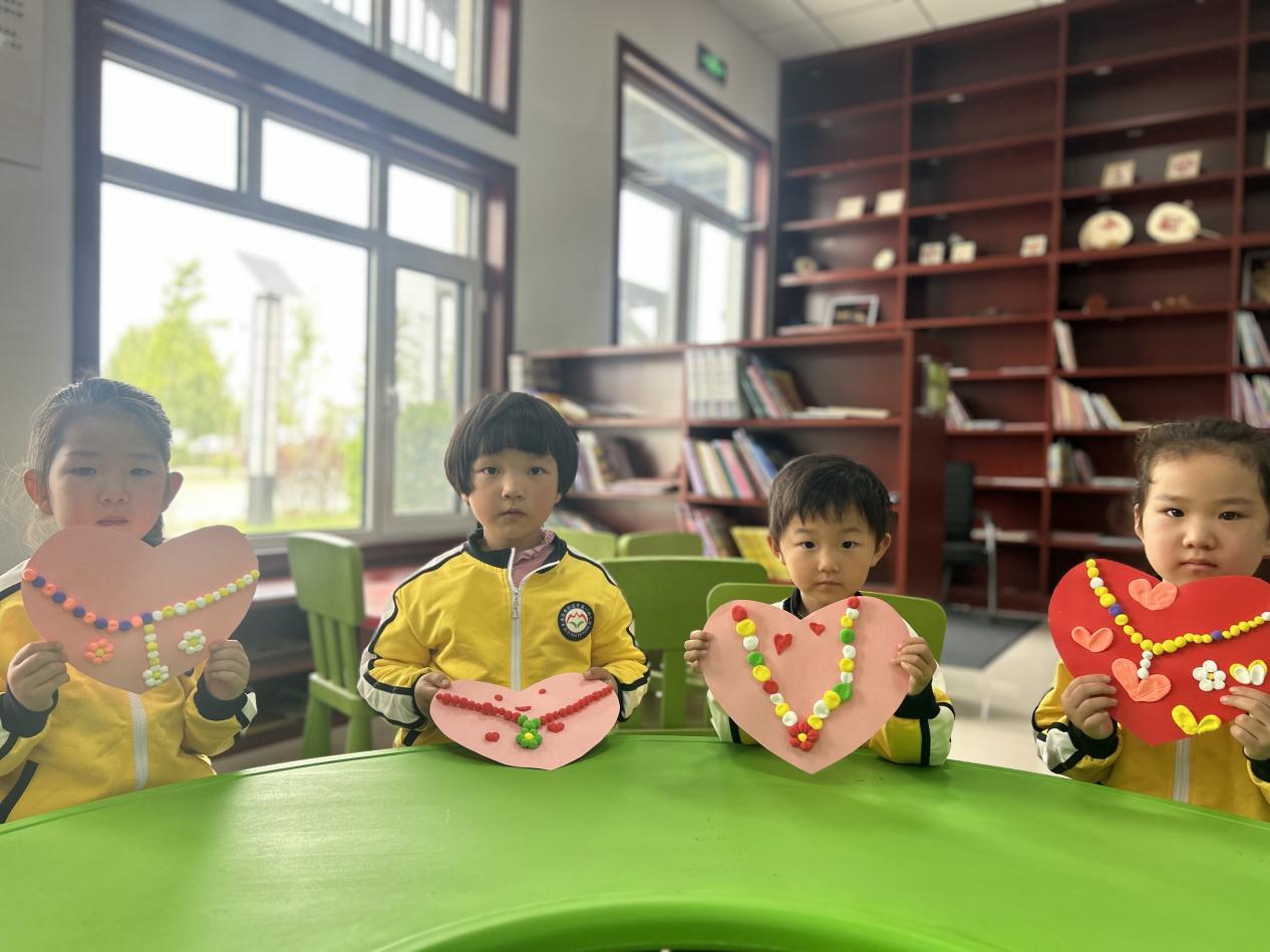 南孙庄镇第一幼儿园的小朋友展示送给妈妈的手工作品。郭远芳摄