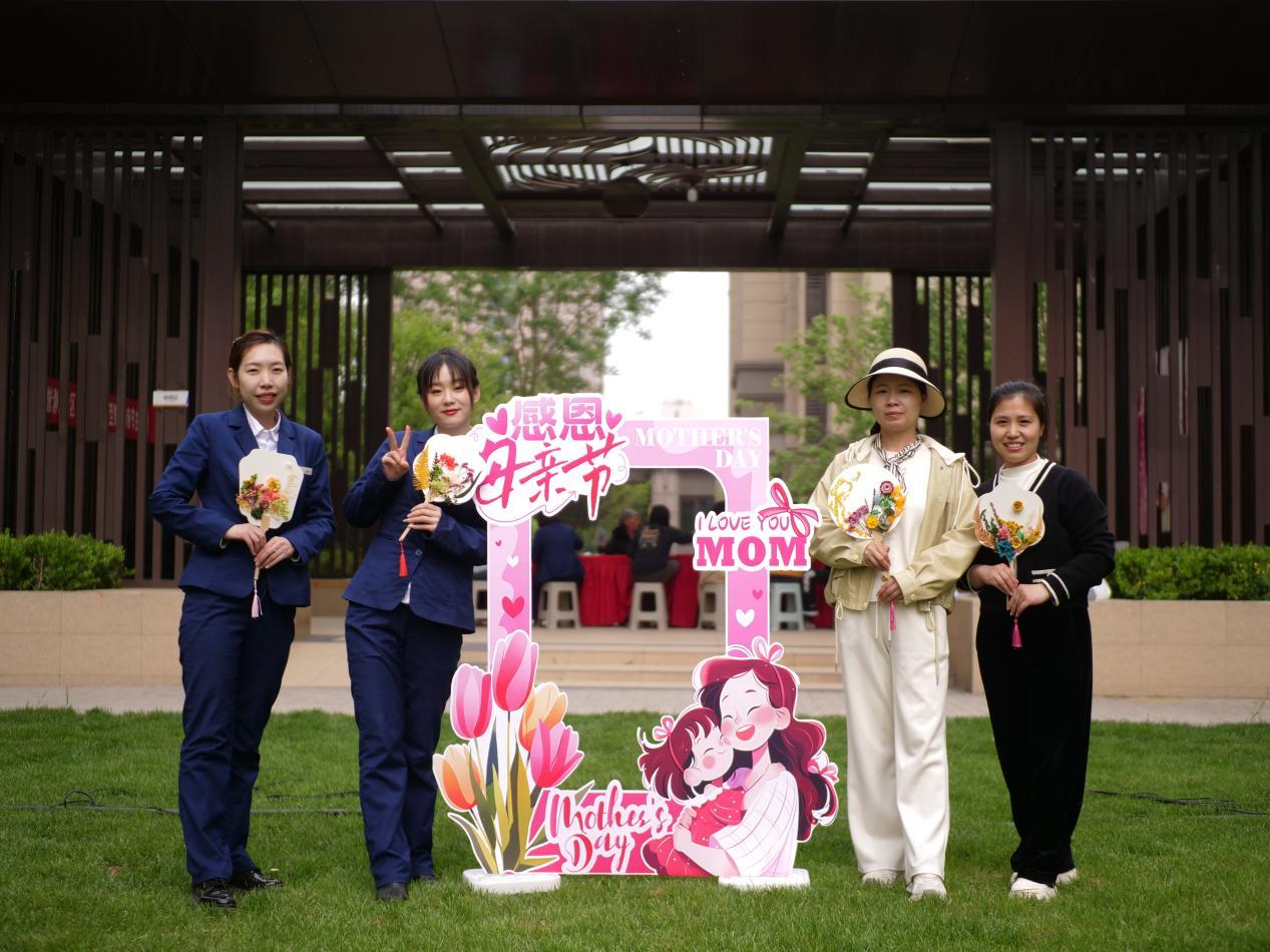 嘉誉瀞湖社区母亲节活动现场，居民和物业人员在拍照打卡。崔光摄