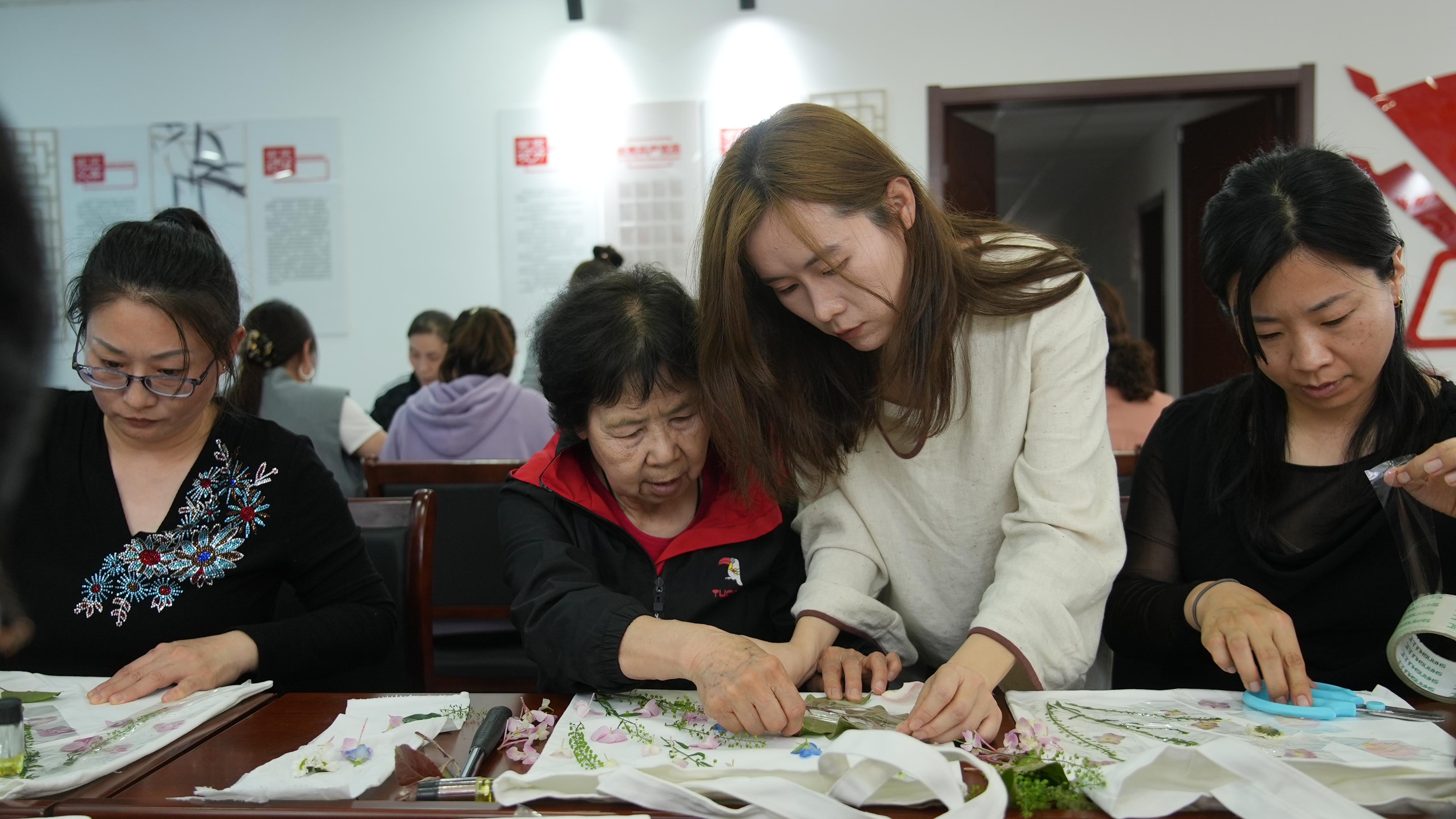 老师现场指导居民做帆布包。马鑫宇摄
