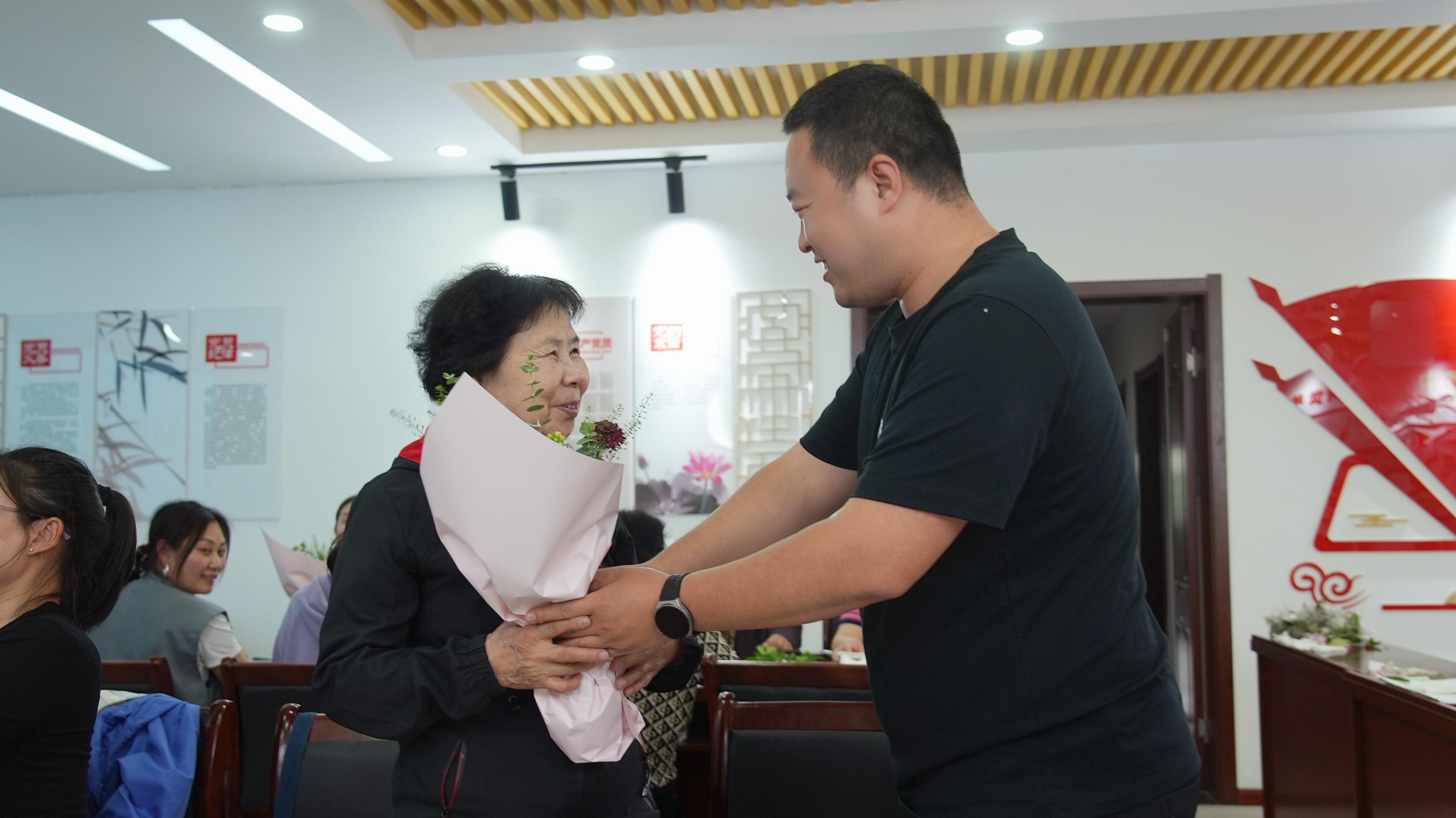 居民为母亲送上节日祝福。马鑫宇摄