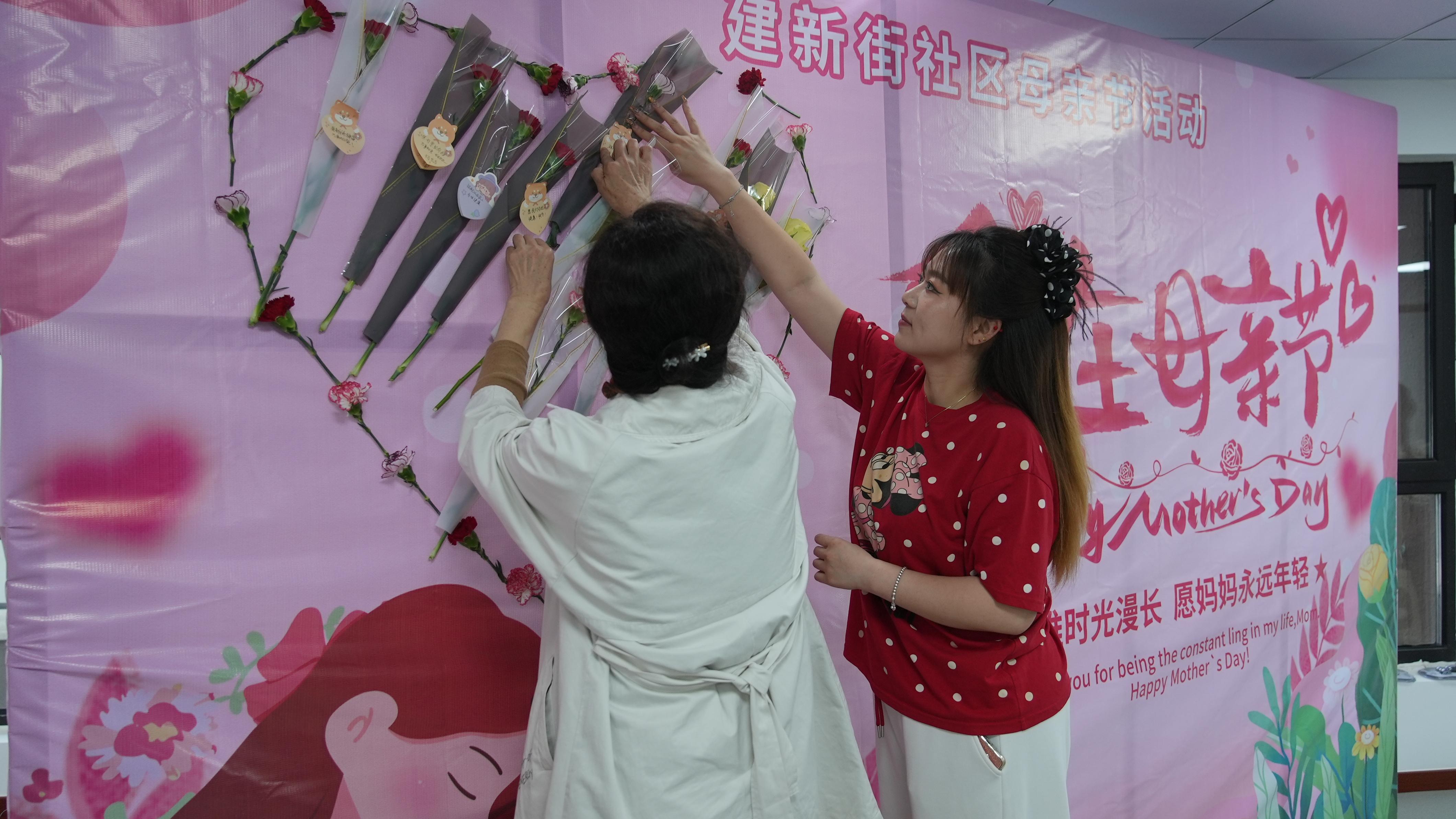 居民在心愿墙上写下对母亲的祝福。马鑫宇摄