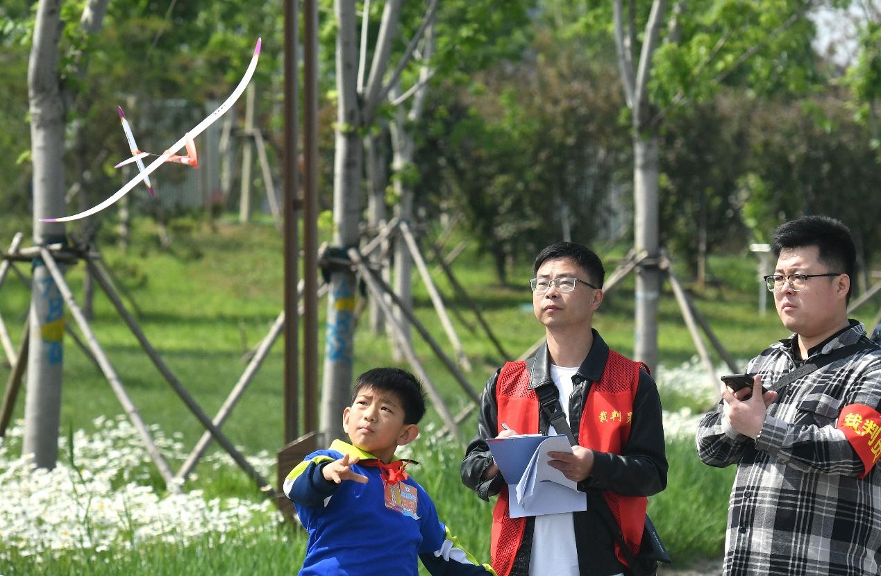 5月10日，比赛选手在航空航天模型竞赛中。苑立伟摄