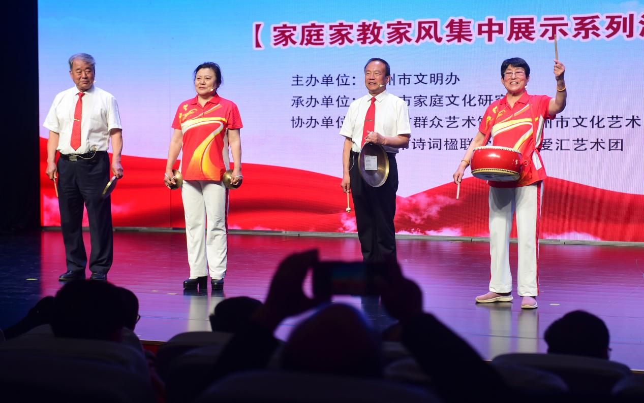 5月12日，演员在沧州市家庭家教家风集中展示活动上表演三句半《文明进万家》。傅新春摄