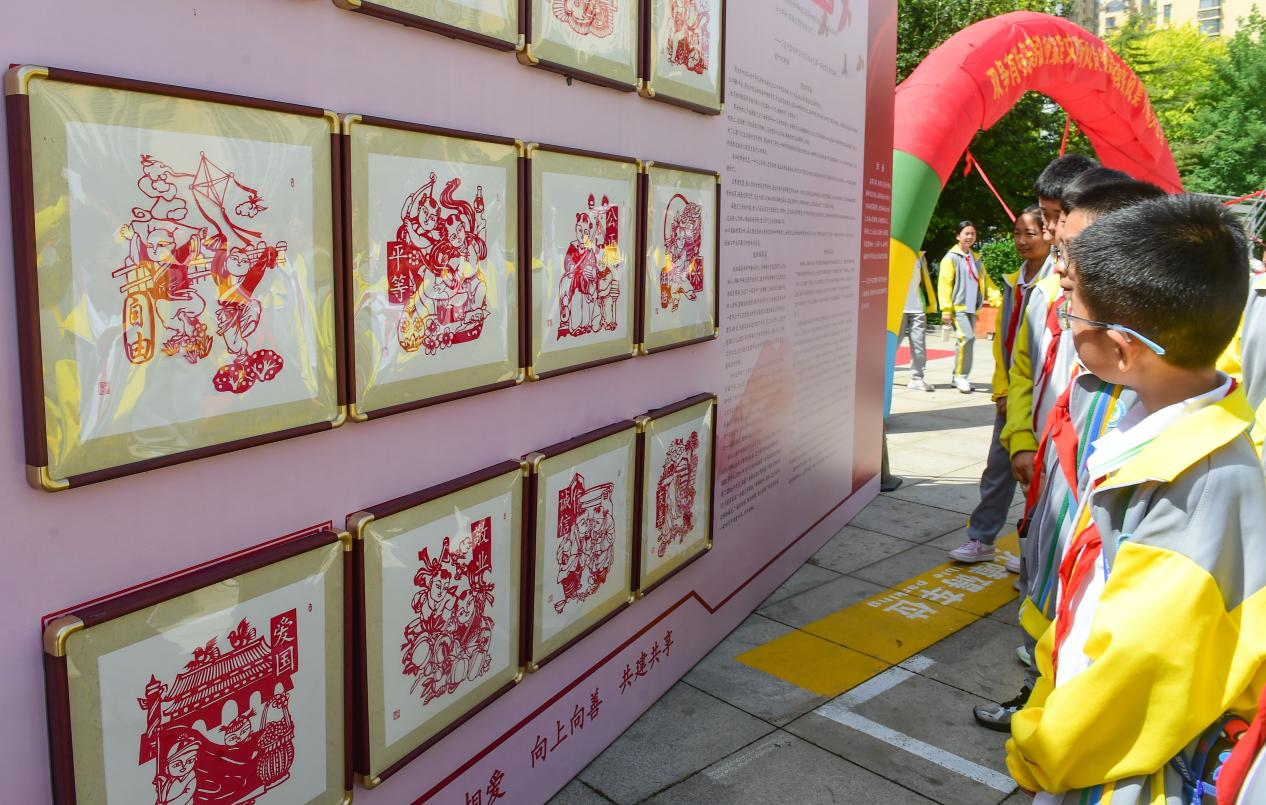 小学生在参观家风家教文化展。傅新春摄