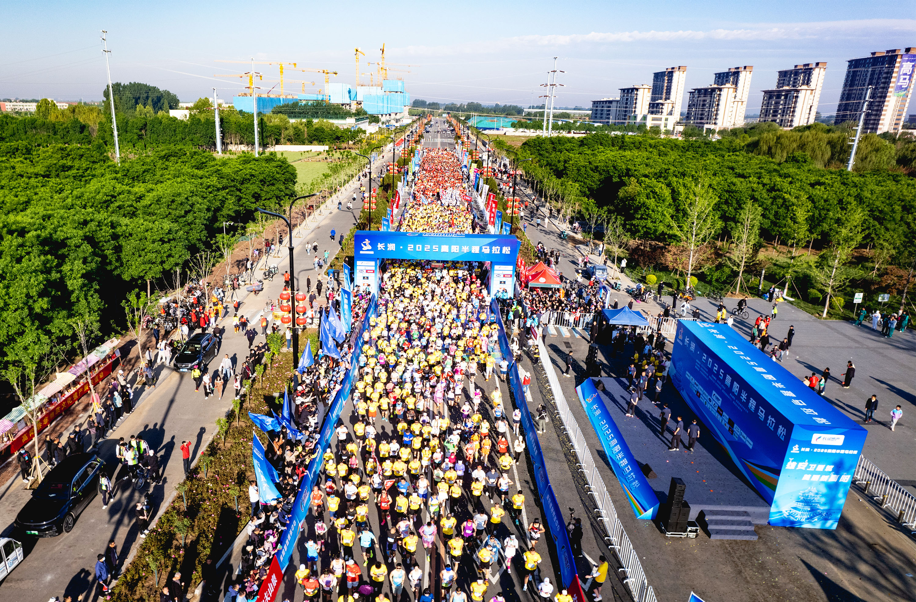 5月11日，高阳半马鸣枪起跑。蒋东良摄